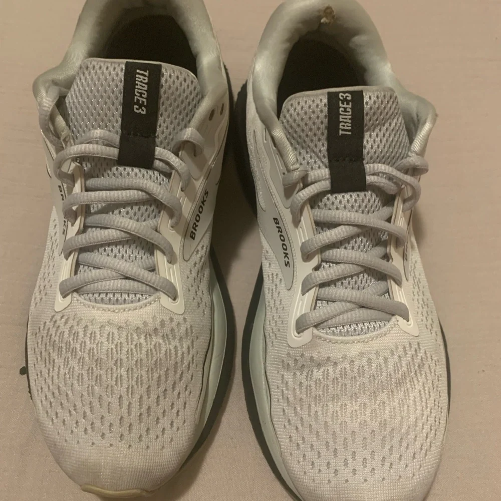 Brooks women’s Trace 3 Athletic Shoes - White and Black